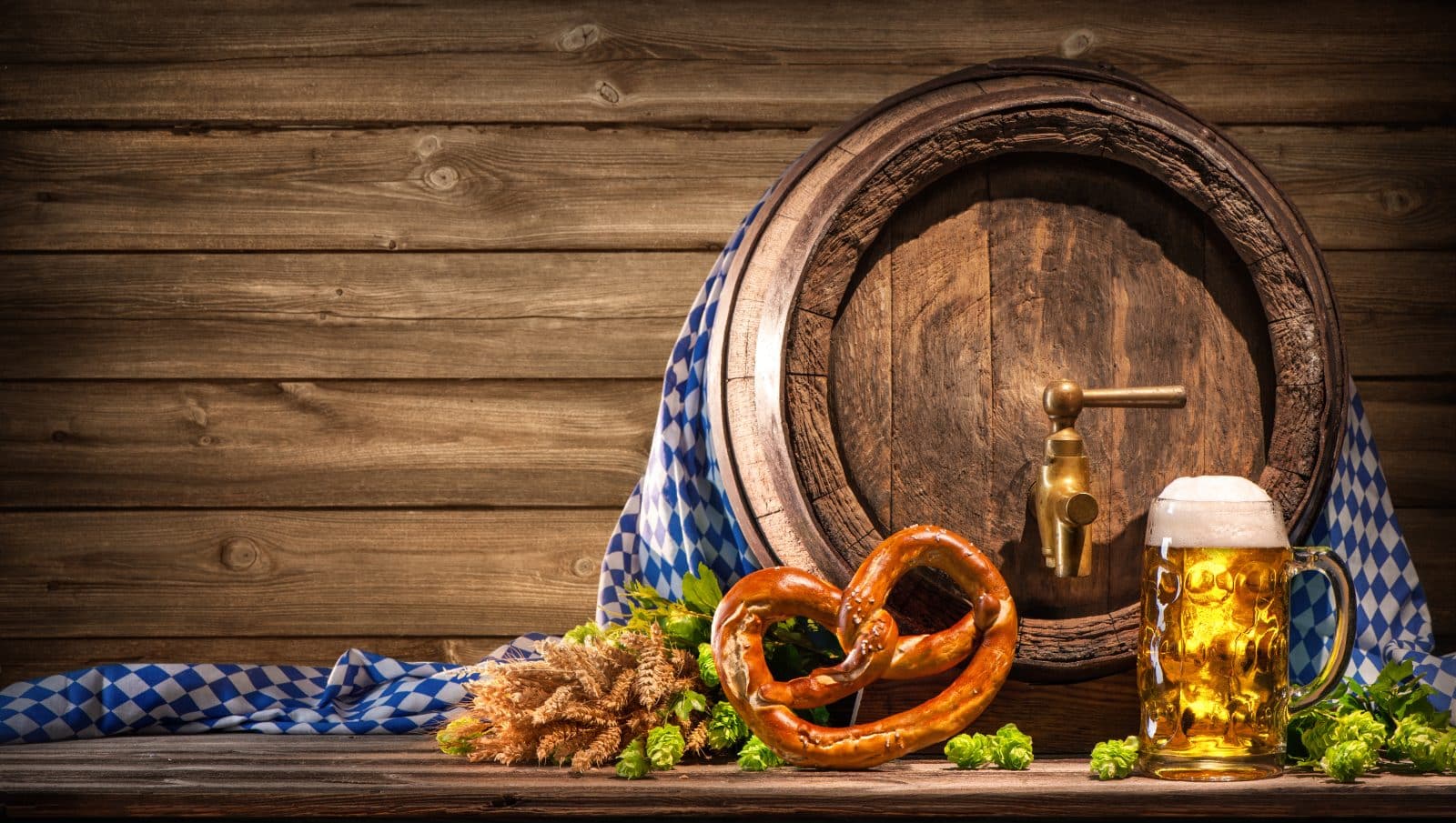 Oktoberfest Bierfass mit Bierglas auf einem rustikalen Hintergrund