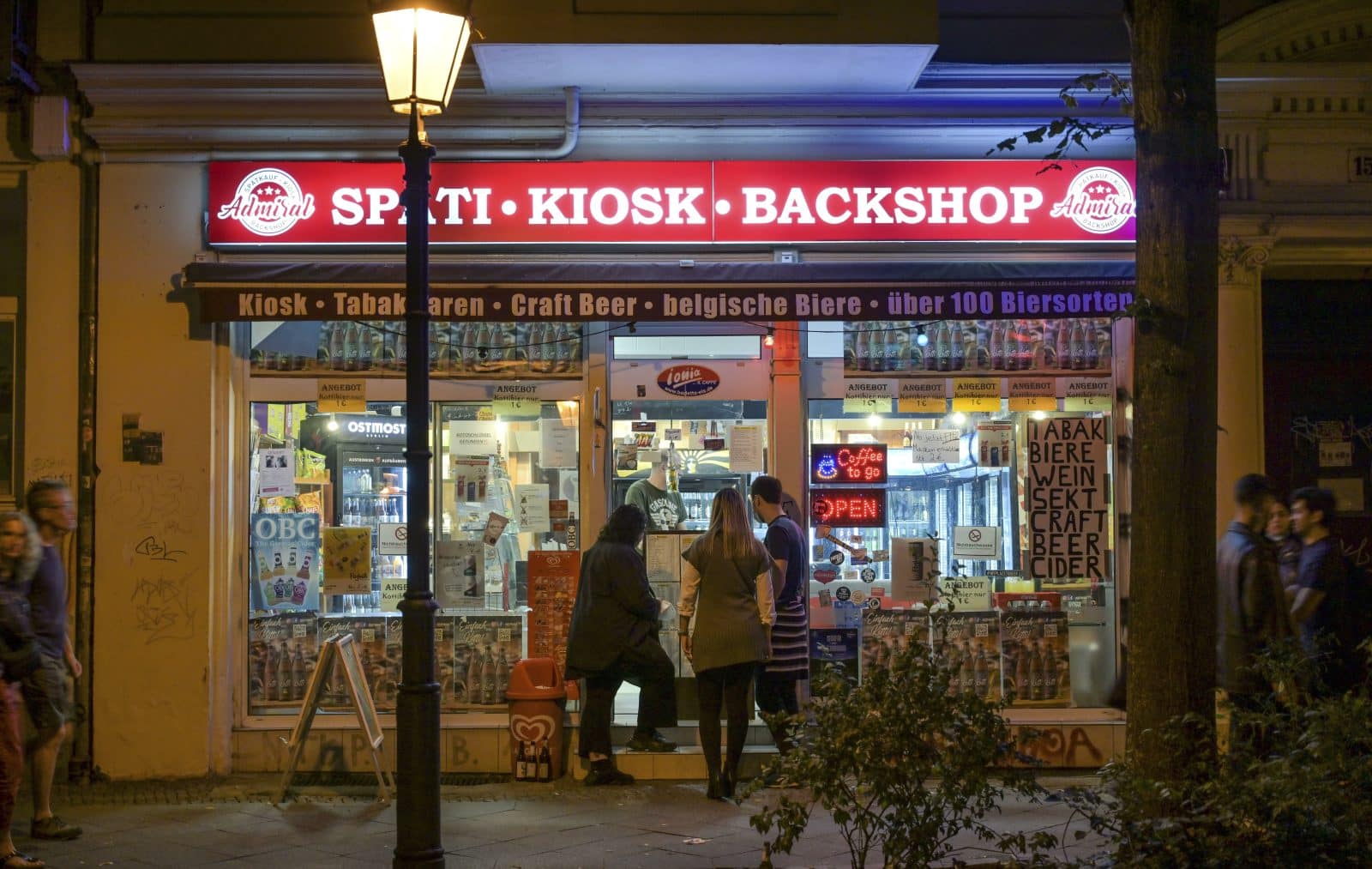 Späti, Admiralstraße, Kreuzberg, Friedrichshain-Kreuzberg, Berlin, Deutschland Späti, Admiralstraße, Kreuzberg, Friedrichshain-Kreuzberg, Berlin, Deutschland