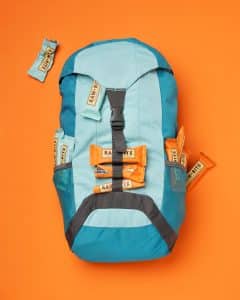 rawbite-backpack Raw Bite Frucht- und Nussriegel sind der ideale Begleiter für unterwegs.