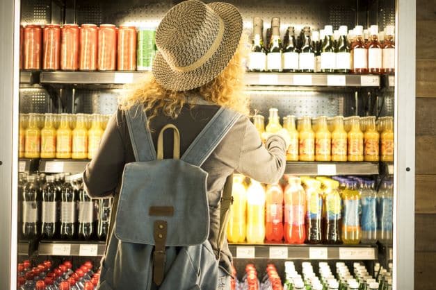 Getraenkeasuwahl_Reisefrau_Kuehlschrank
