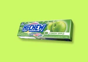 stick-green-apple-50g Durch trendige Videos auf Instagram, TikTok & Co., in denen zahlreiche Influencer die exotische Süßigkeit aus Fernost probieren, wurde der Snack auch hierzulande bekannt.